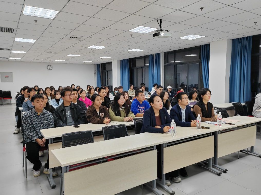 说明: D:\钉钉存储\2024.10.29kaiyun体育官方网站入口登录学风联络员聘书颁发大会照片\微信图片_20241029221504.jpg